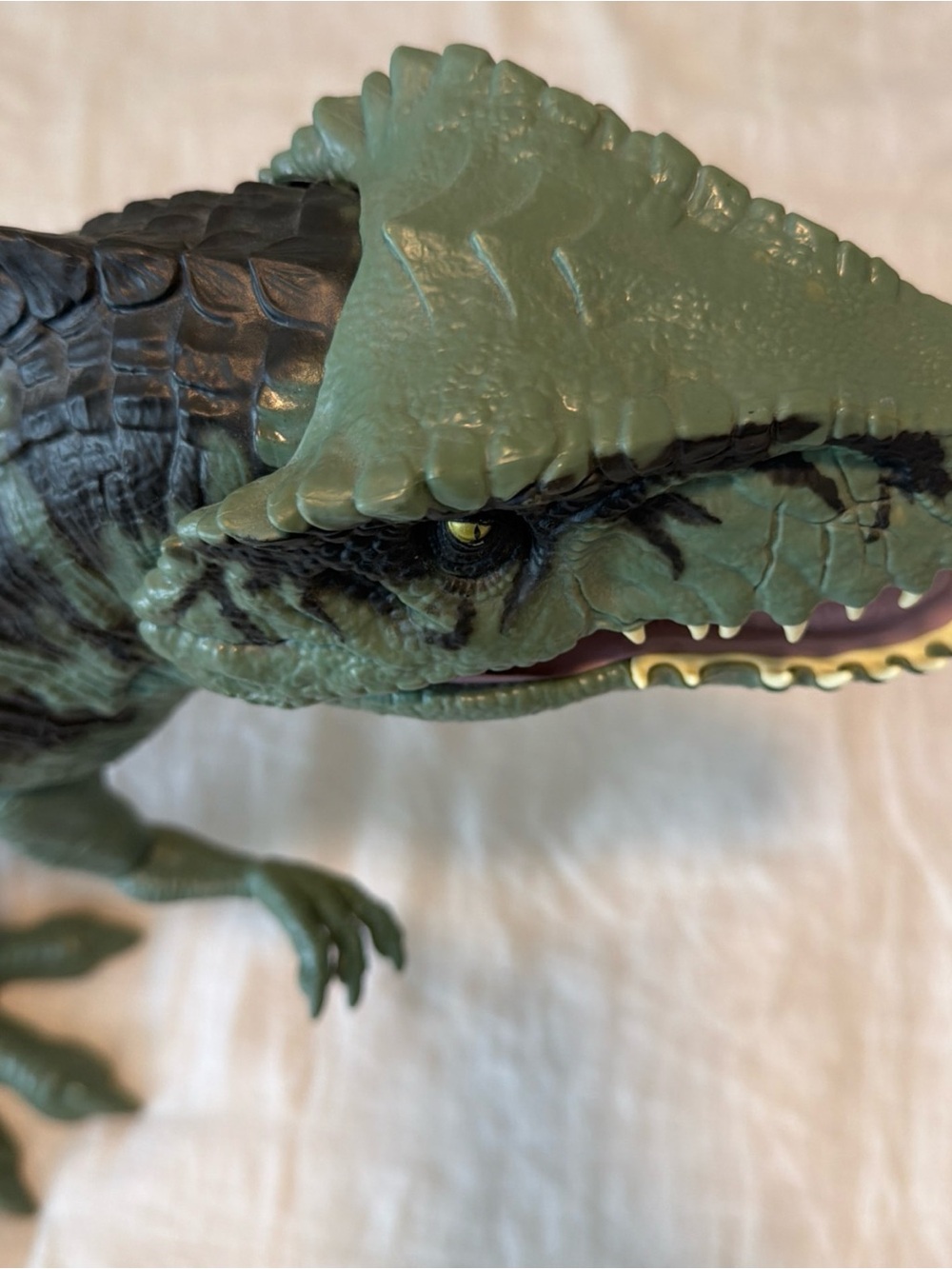 Jurassic World: Dominion Super Colossal Giganotosaurus 39'' Green Giant Dinosaur - Picture 6 of 13